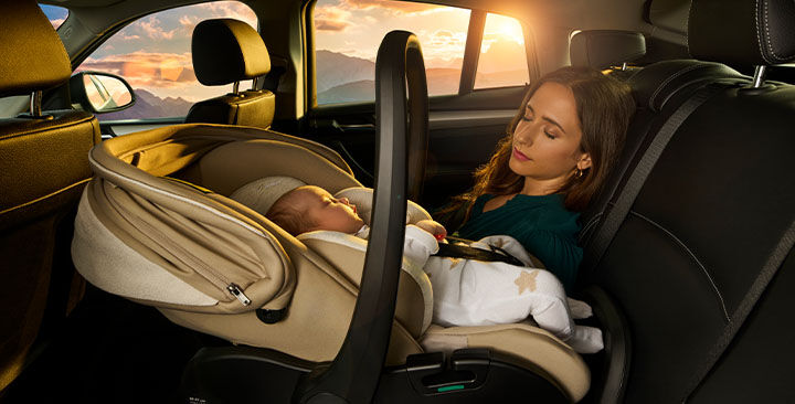 https://www.chicco.ch/dw/image/v2/BJJJ_PRD/on/demandware.static/-/Sites-Chicco-Switzerland-Library/default/dw366f223d/site/09-Landing Prodotto/HG/In Auto e A Passeggio/First seat recliner/087100_450_240626_00-720x366px.jpg